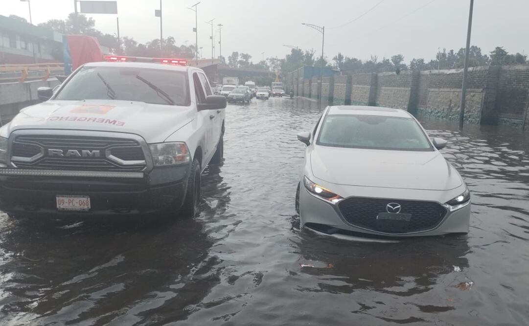 Un automóvil quedó varado en un encharcamiento sobre el Eje 6 Sur en inmediaciones de la Central de Abastos. Foto: Especial