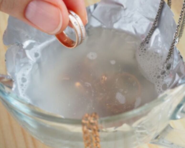 Un cepillo suave ayuda a remover impurezas sin dañar la superficie de los aretes de plata. Foto: Freepik