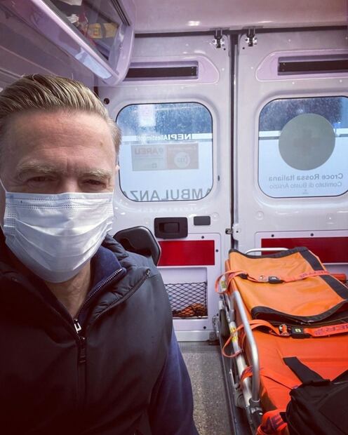 Bryan Adams al hospital, da positivo a Covid por segunda vez en un mes 