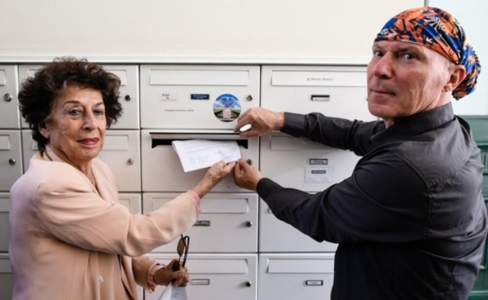Artista planta estatua de lobo nazi frente a la sede de partido de extrema derecha