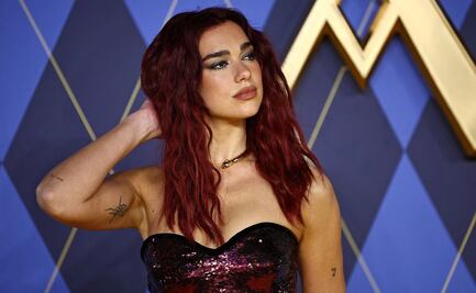 Dua Lipa luce impactante vestido entallado de lentejuelas