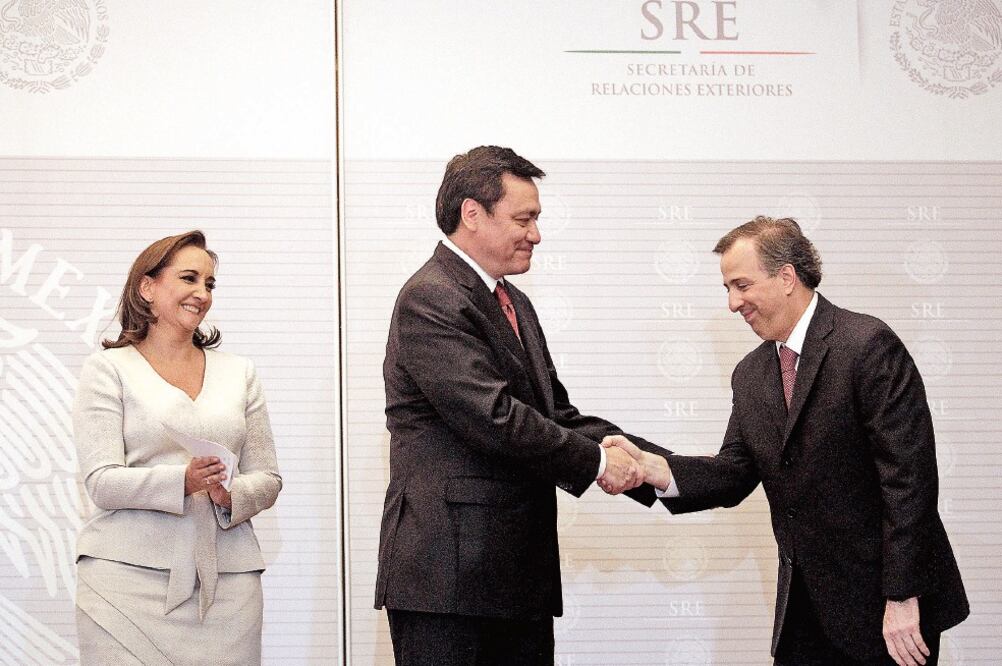 Claudia Ruiz Massieu, quien sustituyó a José Antonio Meade (der.) al frente de la Cancillería, dijo que mantendrá una política exterior activa (ALEJANDRO ACOSTA. EL UNIVERSAL)