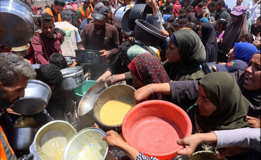 Palestinos se abren paso a empujones frente a un punto de distribución de comida en un campamento de desplazados cerca del puerto de la ciudad de Gaza, el 22 de mayo de 2025. Foto: AFP