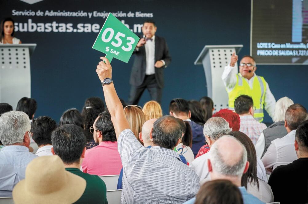 En el arranque de su gobierno, Andrés Manuel López Obrador ha convertido al SAE en una de sus principales fuentes de ingresos. Los recursos obtenidos fueron destinados a mejorar caminos carreteros. Foto: ARCHIVO EL UNIVERSAL