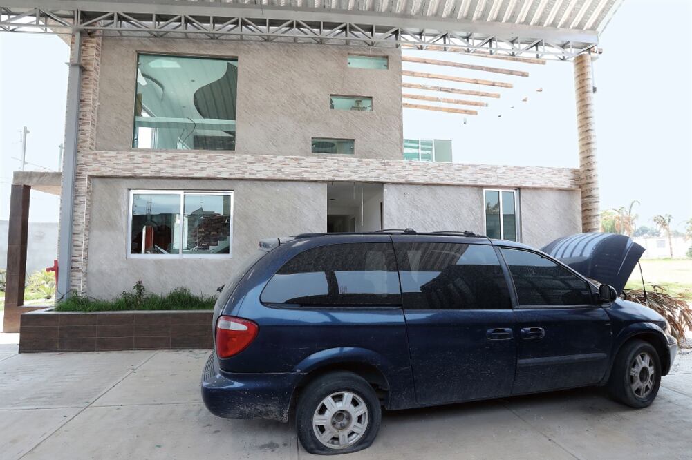 La casa de El Vieja tiene dos pisos, acabados de lujo; un lugar que contrasta con los otros inmuebles de la zona que cuentan con techos de lámina (ARIEL OJEDA. EL UNIVERSAL)