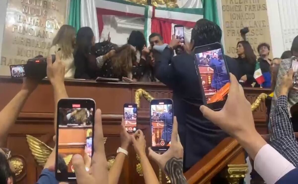 Entre jaloneos y gritos, PAN toma tribuna del Congreso de la CDMX; suspenden la sesión. Foto: Captura de pantalla