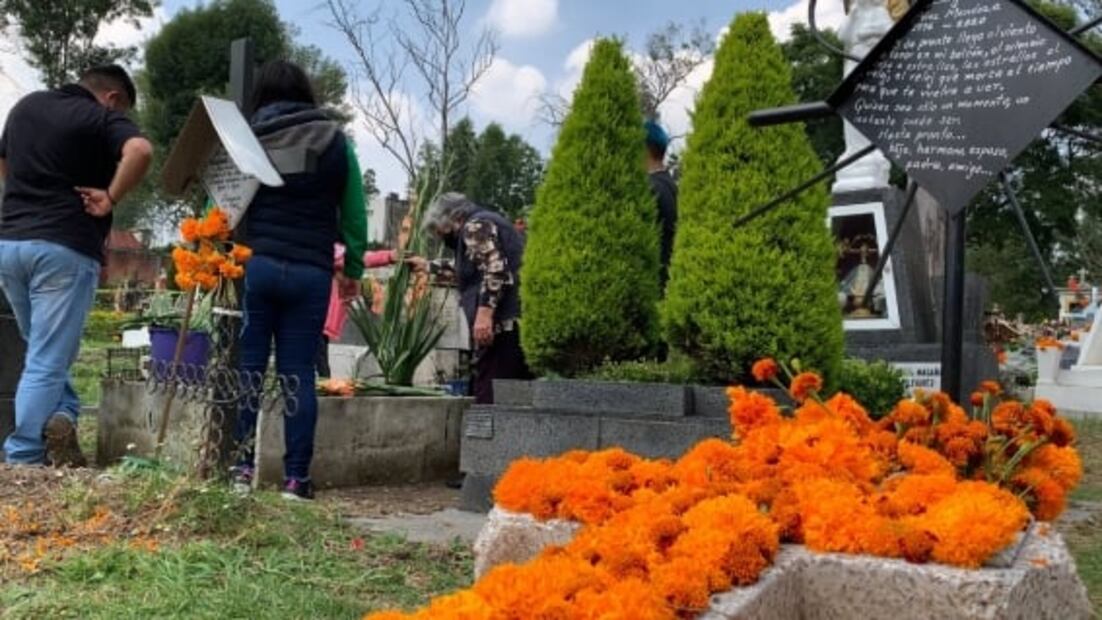 Crónica. Este año el Covid no detuvo a los mexicanos y así honraron a sus muertos