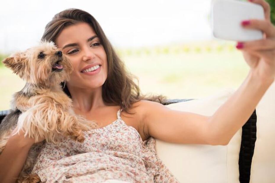 Entender el lenguaje corporal de tu perro es clave para saber si está feliz. Fuente: Freepik.