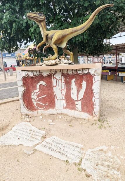 Memorial a los dinosaurios en Chicxulub. Su placa dice: “Hace 65 millones de años, un enorme astro de 10 km de diámetro impactó en este lugar, ocasionando un cataclismo mundial, acabando con el 60% de los seres vivientes, estelarmente los dinosaurios, dando lugar al surgimiento de los mamíferos, para iniciar la historia de la humanidad”. Foto: ESPECIAL/Wikimedia Commons.