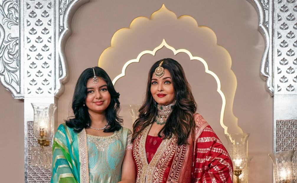 La actriz india Aishwarya Rai Bachchan posa para una fotografía con su hija Aaradhya cuando llega a la boda del hijo del multimillonario Mukesh Ambani, Anant Ambani, y Radhika Merchant en el Centro de Convenciones Jio World en Mumbai, India. Foto: AP