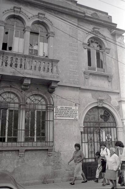 El reportaje de Félix señaló casas como esta, que lucían ventanas rotas y paredes descarapeladas desde tiempo atrás. Archivo EL UNIVERSAL.