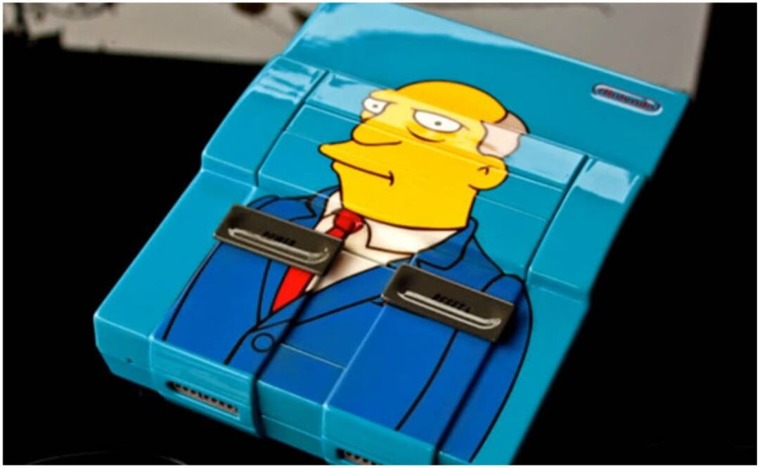 El detalle se encuentra hasta en los controles, donde se puede leer "Super Nintendo Chalmers", una buena versión del logotipo típico de SNES