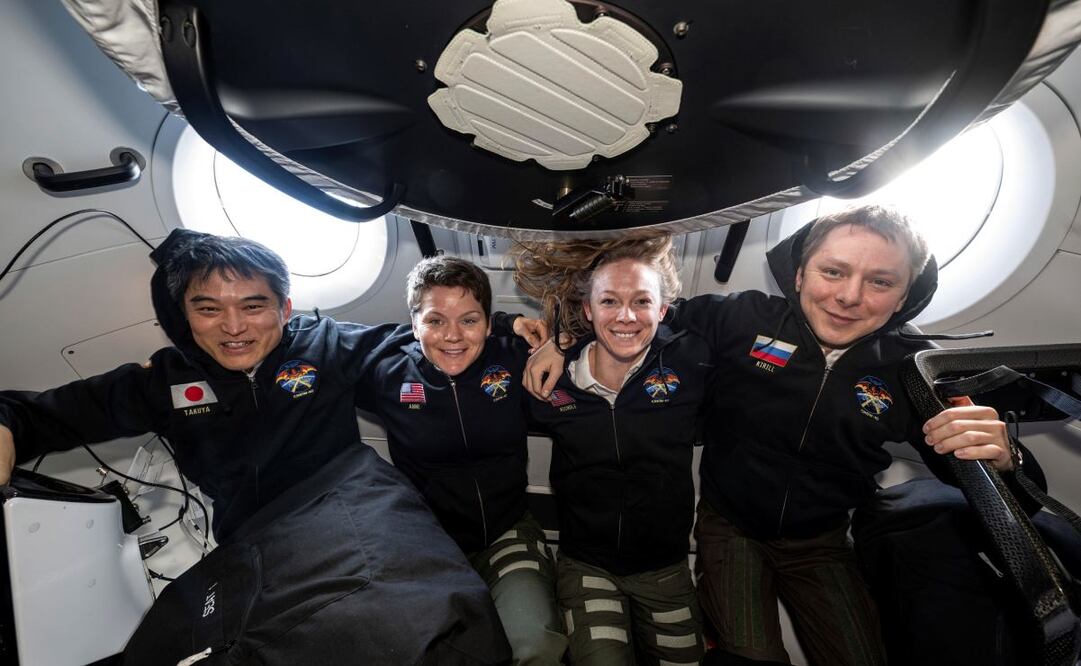 Esta imagen proporcionada por la NASA muestra, de izquierda a derecha, a los miembros de la tripulación SpaceX-10 de la NASA, el astronauta Takuya Onishi de la JAXA (Agencia de Exploración Aeroespacial de Japón), las astronautas de la NASA Anne McClain y Nichole Ayers, y el cosmonauta de Roscosmos Kirill Peskov, posando para un retrato dentro de la nave espacial SpaceX Dragon, que los trasladó a la Estación Espacial Internacional y los traerá de regreso a la Tierra. Foto: AP
