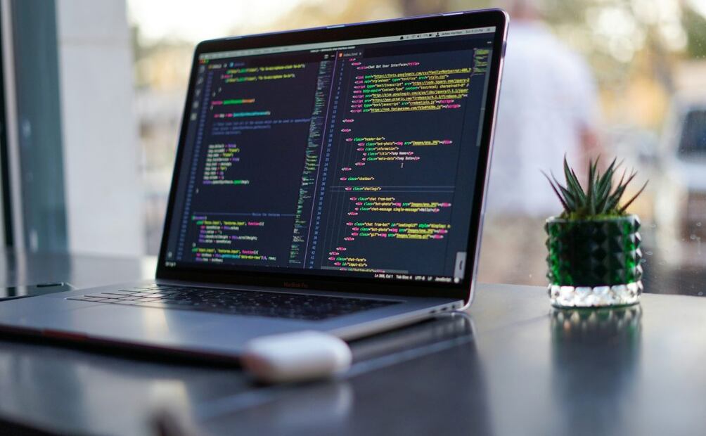 Programación para trabajos de IA. Imagen: Unsplash