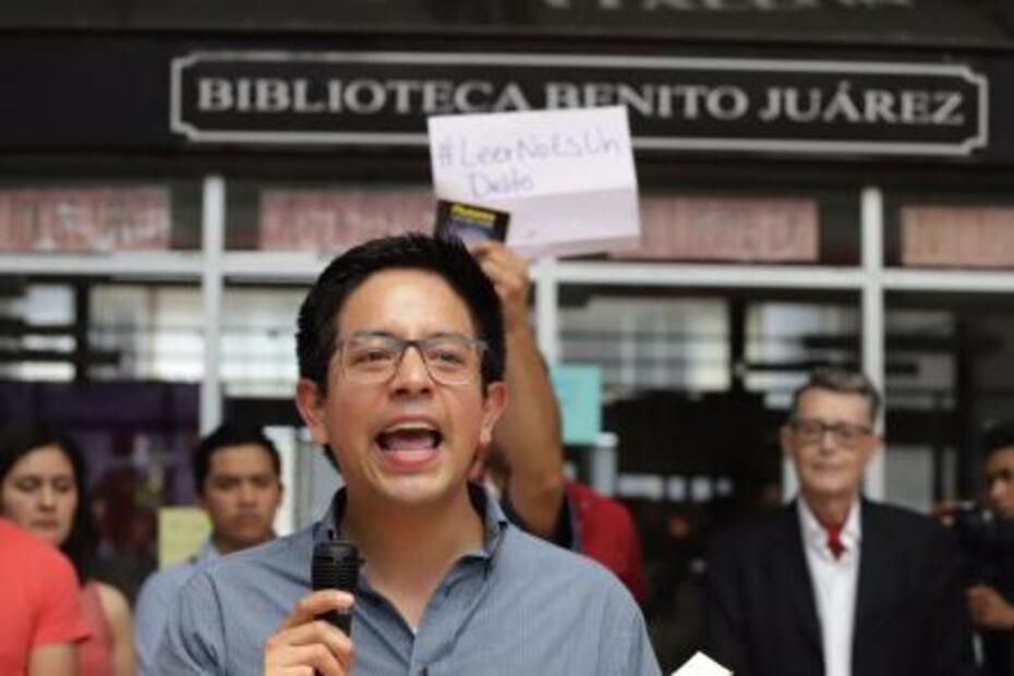 Con flashmob, joven que irá a Harvard realiza protesta frente a biblioteca del Metro