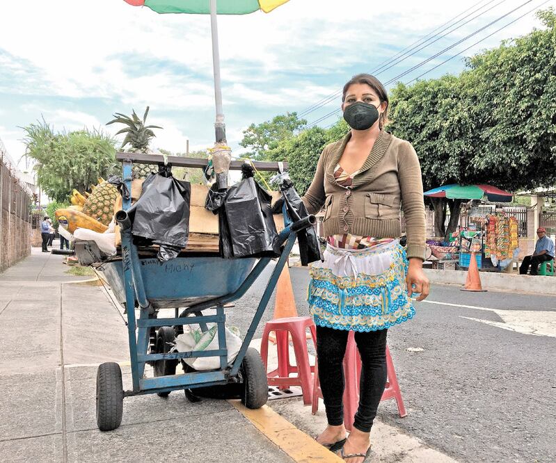 Katerin Valeria, quien vende frutas en San Salvador, dice que se enteró del caso de su compatriota Victoria, quien murió en México a causa de la brutalidad policiaca, y pese a ello, dice, piensa seriamente en dejar su país. Foto: Alberto Morales