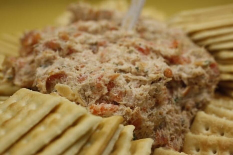 Prepara dip de atún y surimi para la hora de la botana 