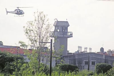 Reos pelean por el control y mercado negro en penal en Morelos