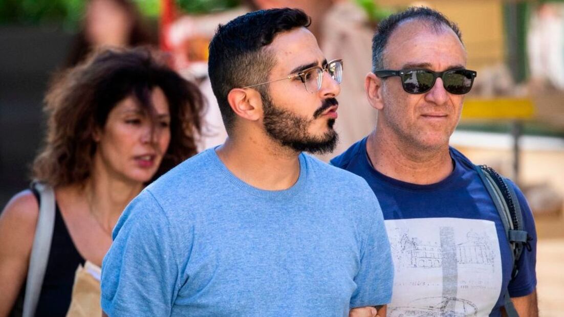 Fue acusado por robar millones a varias mujeres que conoció en la aplicación de citas. Foto: Especial