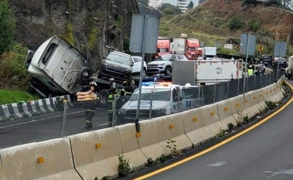 La volcadura de un tráiler que transportaba camionetas de alta gama paralizó la autopista Chamapa-Lechería. Foto: Especial