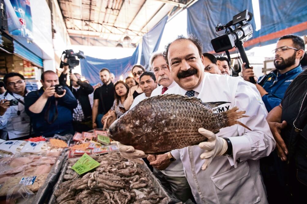 El secretario de Salud, Armando Ahued Ortega —quien ha dicho que no se descarta para contender por la jefatura de Gobierno—, llevó a cabo un recorrido de supervisión por el mercado de pescados y mariscos de la Nueva Viga (GERMÁN ESPINOSA. EL UNIVERSAL)