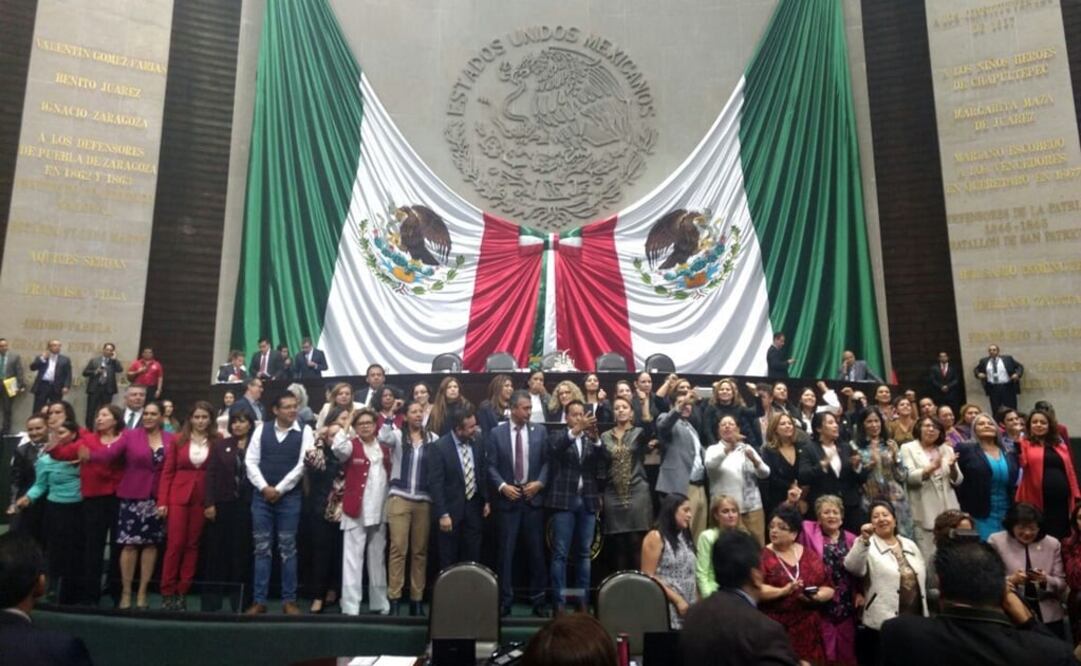 Legisladoras protestan por la decisión de no debatir un dictamen a petición del PAN. (Foto: Suzzete Alcántara / EL UNIVERSAL)