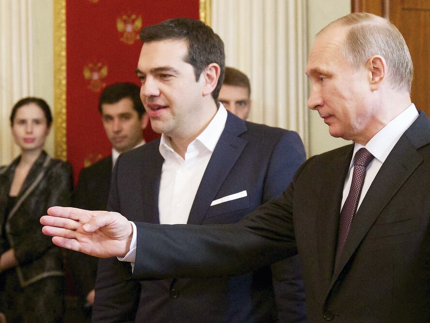 El presidente ruso, Vladimir Putin (der.), y el primer ministro griego, Alexis Tsipras, durante la firma de un acuerdo conjunto en Moscú en abril pasado.