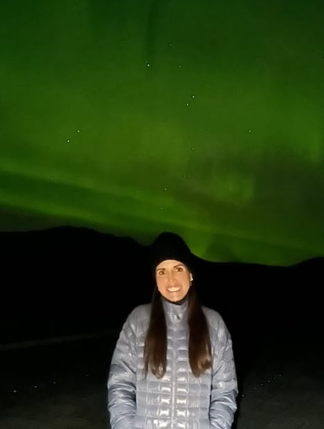 Melissa Mochulske, la novia de Yordi Rosado, disfruta de las auroras boreales.