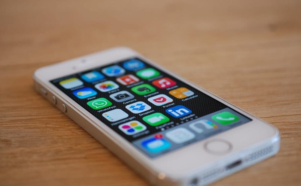 ¿Has visto este orificio en tu celular? Para esto sirve. Foto: Pixabay