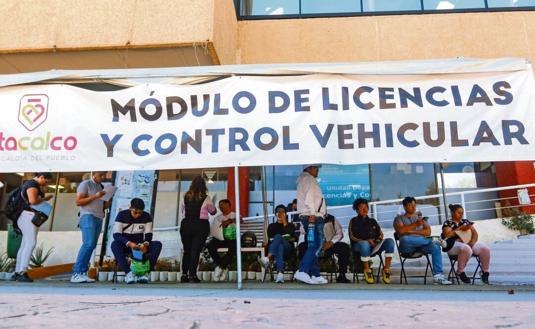 Las filas en el módulo de la alcaldía Iztacalco, para tramitar la licencia permanente, son de casi 30 minutos afuera y otra hora y media adentro, confirmaron usuarios. Foto: Axel Sánchez / EL UNIVERSAL