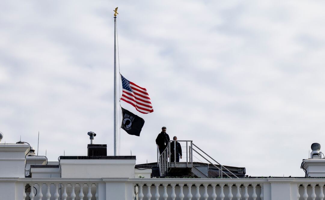 El personal de la Casa Blanca abandona el tejado después de bajar las banderas a media asta para honrar a la miembro de la Guardia Nacional asesinada, Sarah Beckstrom, en la Casa Blanca en Washington, DC, EU, el 4 de diciembre de 2025. Beckstrom, una especialista del ejército de 20 años, fue asesinada a tiros el 26 de noviembre en un ataque cerca de la Casa Blanca. Foto: EFE
