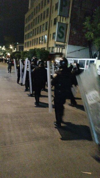 Reportan presencia de policías antimotines en plantón de víctimas de Senado