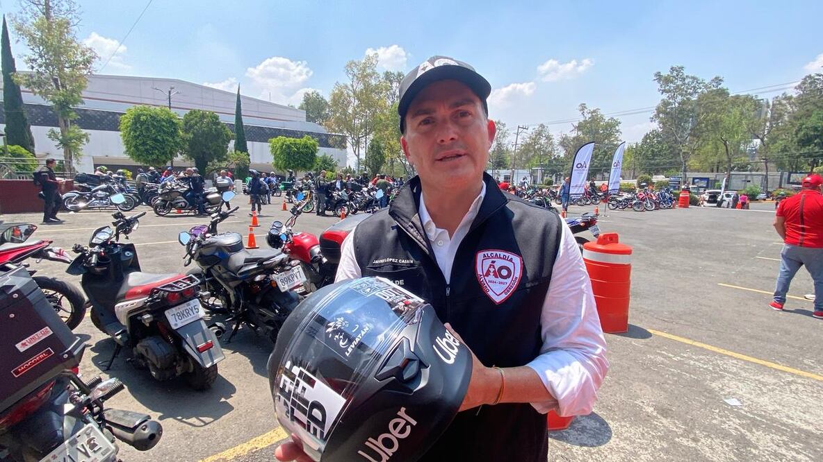 La alcaldía Álvaro Obregón en colaboración con Uber México entregaron 250 cascos de seguridad a repartidores por aplicación para fomentar la seguridad vial. (Foto: especial)