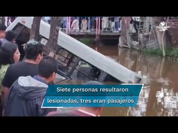 Con todo y pasajeros, microbús pierde el control y cae a canal de Xochimilco