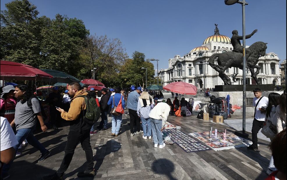 Ambulantes siguen instalados en la Alameda Central. Foto: Berenice Fregoso/EL UNIVERSAL