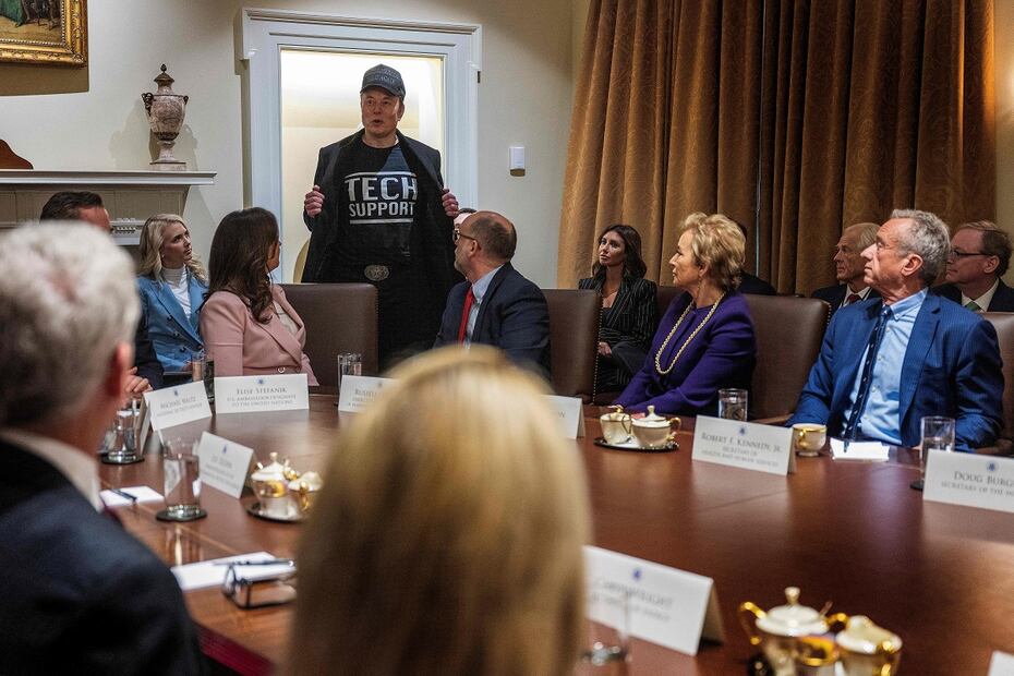 Elon Musk, con una playera que dice: "Apoyo Tecnológico", al participar en la primera reunión de gabinete del presidente Donald Trump, en la Casa Blanca. FOTO:  JIM WATSON. AFP