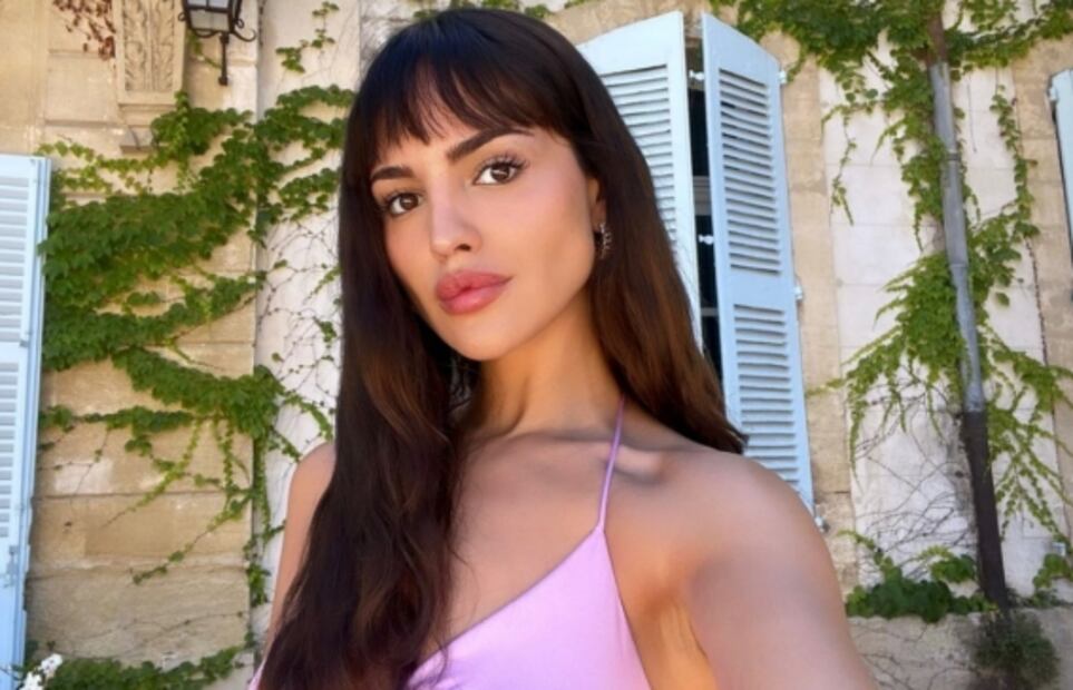 Eiza González se luce en vestido lila satinado y pliegues
