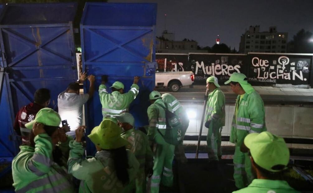 Colocan vallas metalicas en Glorieta de las Mujeres para colocar estatua de la Joven de Amajac. Foto: Valente Rosas. EL UNIVERSAL