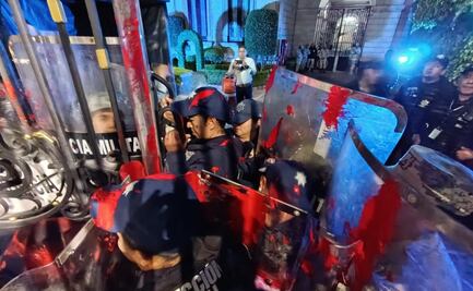 Encapuchadas trepan rejas de Segob en protesta por víctima; “entreguen a los militares que violaron a mi hija”, exigen