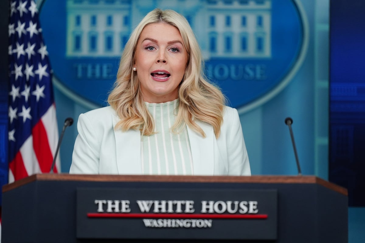 La portavoz de la Casa Blanca, Karoline Leavitt, habla con los medios, en la sala de prensa de la Casa Blanca, este 25 de marzo de 2026.  FOTO: JULIA DEMAREE NIKHINSON. AP