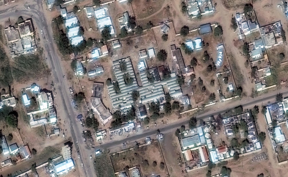 Esta imagen satelital distribuida por Vantor, tomada el 30 de octubre de 2025 y puesta a disposición el 31 de octubre de 2025, muestra una vista general del hospital saudí en El-Fasher. Foto: AFP