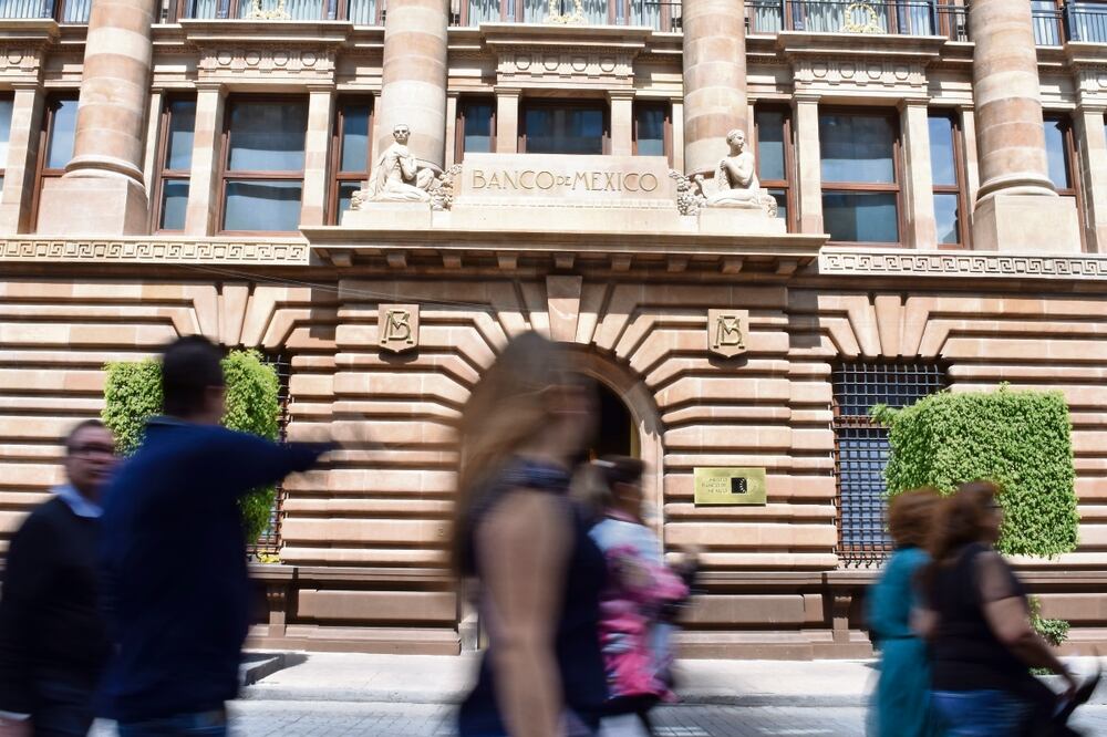 Tras tres meses consecutivos sin hacer ninguna modificación, el Instituto Mexicano de Ejecutivos de Finanzas subió su estimado para la tasa de interés que utiliza el Banco de México para enfrentar la inflación. Foto: Archivo El Universal