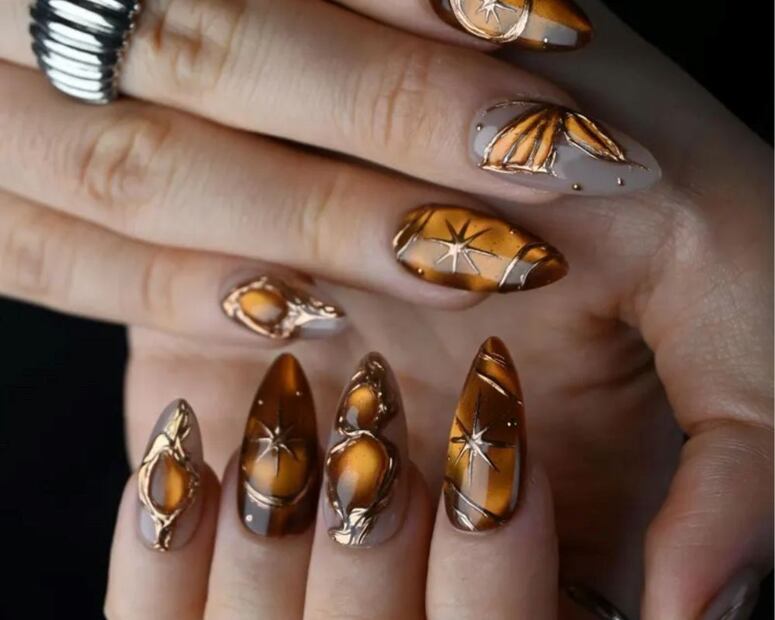 El acabado “glasser nails” imita la textura del ámbar con un brillo artesanal. Foto: Etsy