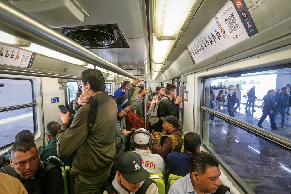Usuarios expresaron que el tren no se ha parado tanto tiempo en las estaciones. 
Foto: de Luis Camacho. El Universal