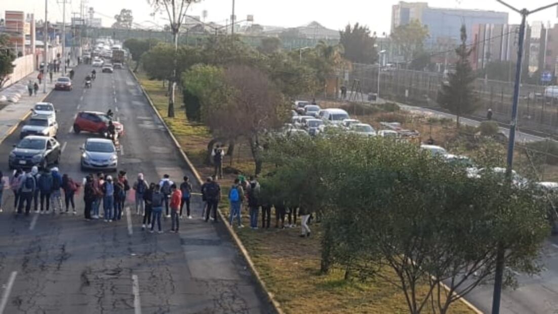 Alumnos del Tecnológico de Ecatepec bloquean avenida Central; denuncian a profesor por acoso sexual