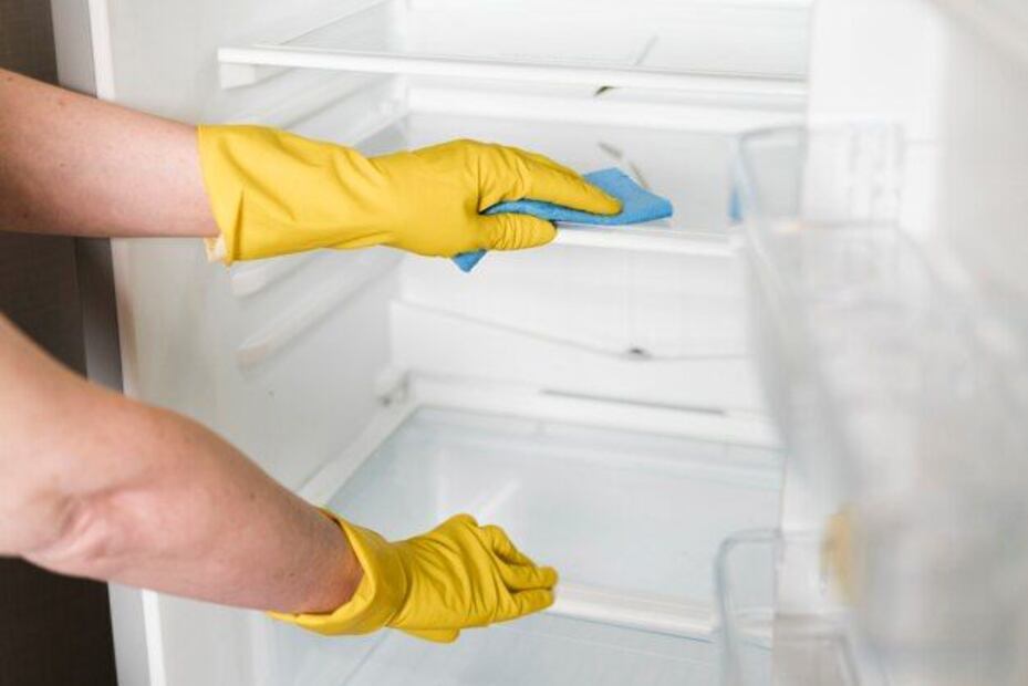 Con estos métodos, puedes eliminar el exceso de hielo sin la molestia de descongelarla. Fuente: Freepik.