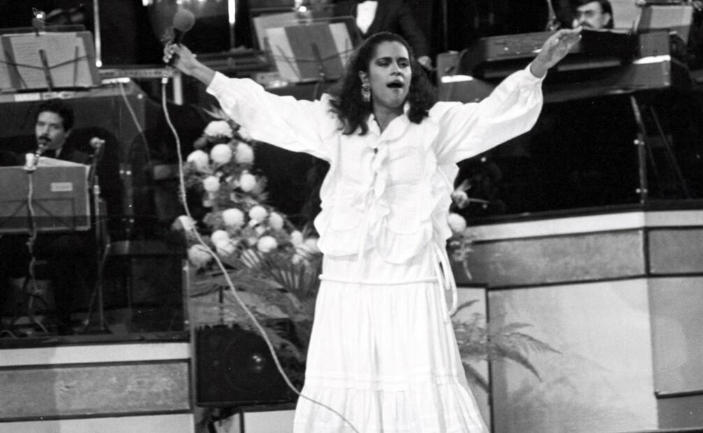 Eugenia León interpretando “El Fandango Aquí” en la fase nacional del OTI. Según comentó la cantante a EL UNIVERSAL, interpretar el tema de Marcial Alejandro “es un gran logro en mi carrera artística porque es un tema popular que se identifica con todo tipo de gente. Yo que siempre le he cantado al pueblo y viví el más importante éxito de mi vida musical”. Foto: Archivo EL UNIVERSAL.