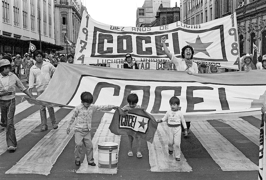 Aspecto de una marcha de la Coalición Obrera, Campesina, Estudiantil del Istmo (COCEI), en la Ciudad de México, en 1984. Foto: Marco Antonio Cruz /Cortesía Ángeles Torrejón
