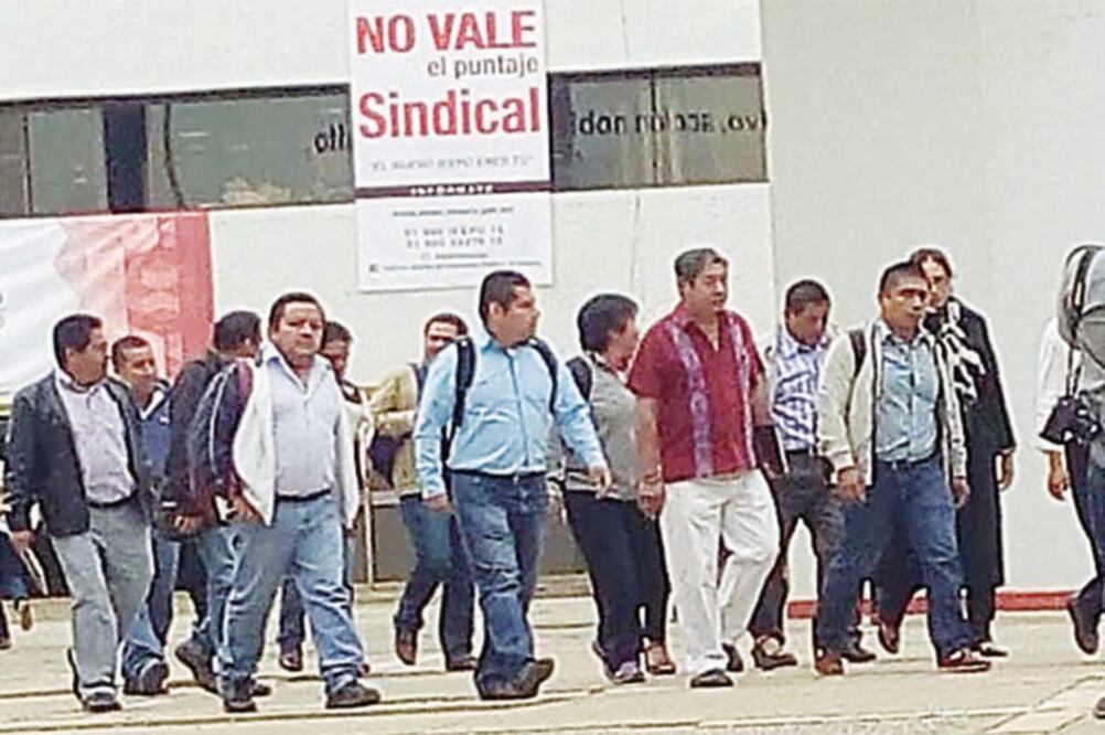 El secretario general de la Sección 22 de la Coordinadora Nacional de Trabajadores de la Educación, Rubén Núñez Ginez (de camisa roja), al salir de las instalaciones del IEEPO acompañado de dirigentes magisteriales (QUADRATÍN)