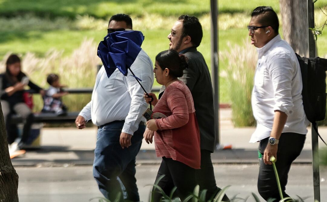 Ciudad de México 01 abril 2024 Está tarde se registraron temperaturas de hasta 30 grados en algunas partes de la capital, razón por la cual algunos citadinos obtaron por usar ropa mas ligera y usar alguna gorra o paraguas para protegerse de los intensos rayos del sol al sur de la CDMX. FOTO: Fernanda Rojas/ El Universal